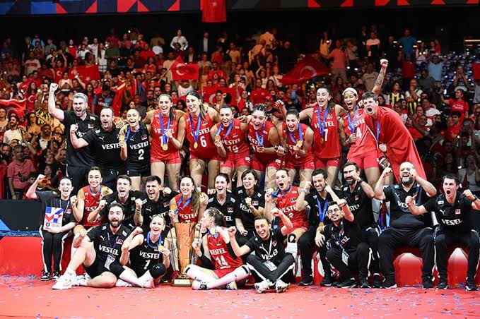 İYİ Parti Lideri Dervişoğlu'ndan Kadın Milli Voleybol Takımı'na Övgü