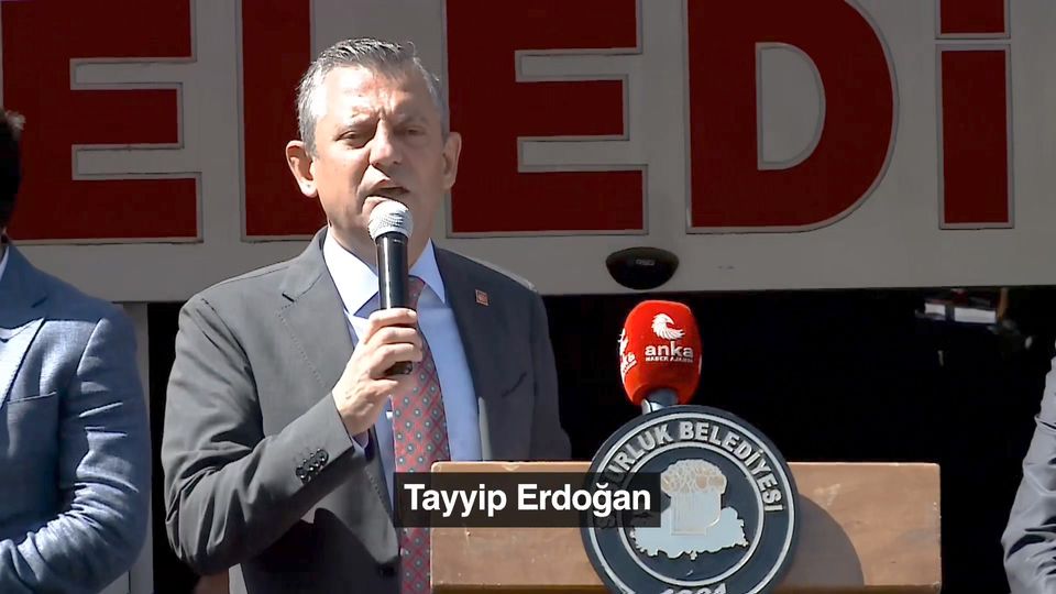 Özgür Özel'den Milli ve Dini Duyguları İstismar Edenlere Eleştiri